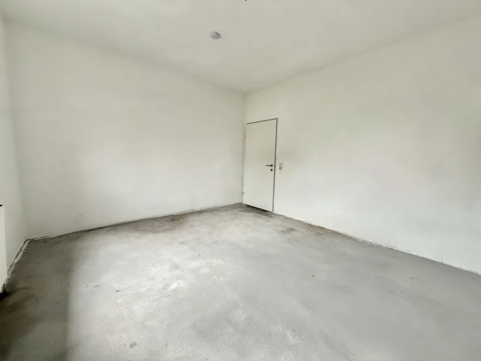 Sanierungsbedürftige 4-Zimmer-Wohnung inkl. Parkplatz - Bild