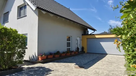 Einfahrt & Doppelgarage