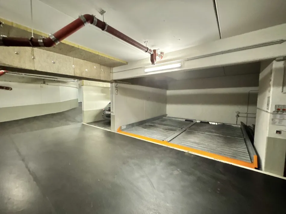 GARAGENPLATZ (STAPELPARKER) DIREKT BEI U3 HÜTTELDORFER STRASSE - Bild