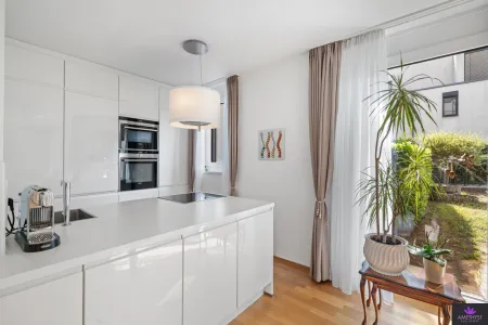 Design-Kücheninsel als stilvolle Trennung zum Wohnbereich
