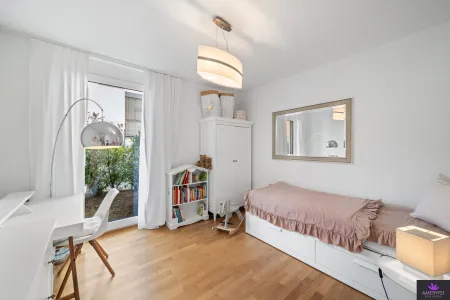 Kinder-/Gästezimmer mit direktem Zugang zum hinteren Garten