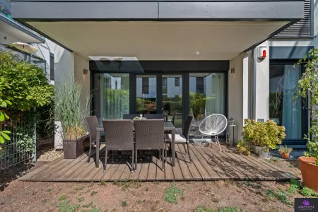 Terrasse mit direktem Übergang in den Hauptgarten