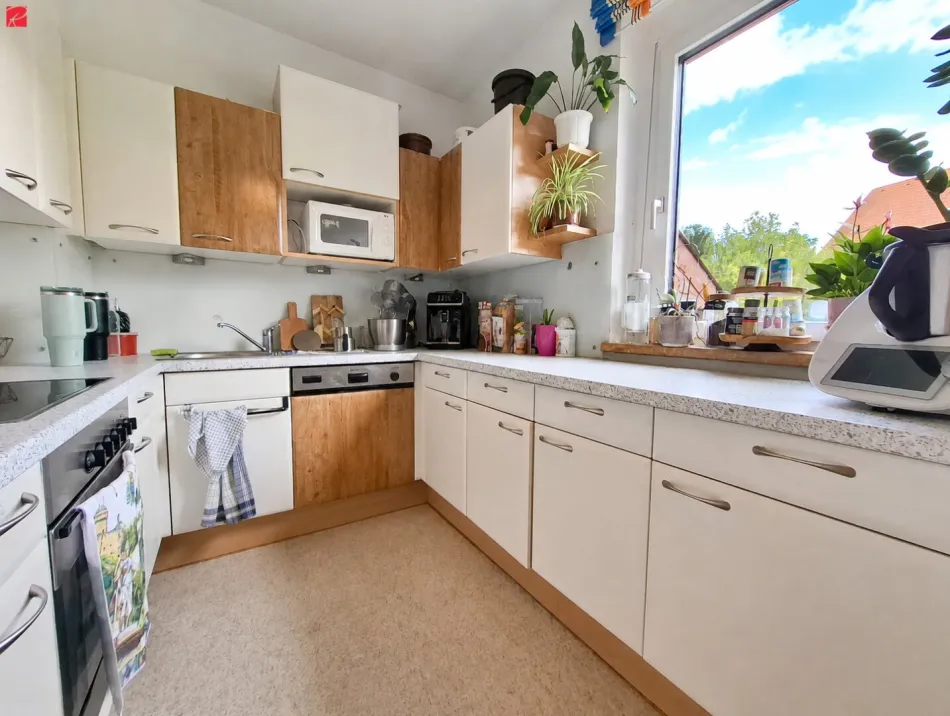 Zentrale Lage, sonniger Balkon & Carport inklusive - Bild