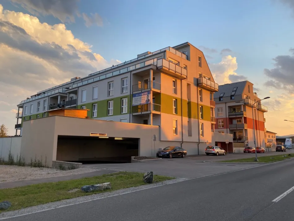 Sicherer Tiefgaragenstellplatz / 3,5m Überbreite! / mit Kameraüberwachung in Leobersdorf - Titelbild