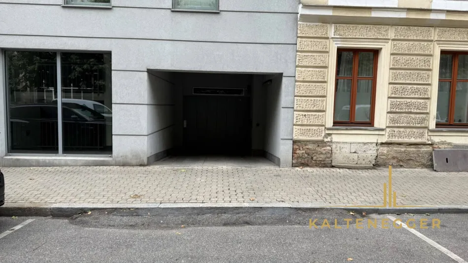Parkplatz #2, links der Aufzug