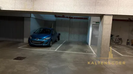 Parkplatz #2, links der Aufzug