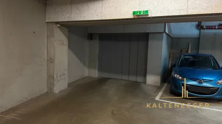Aufzug in der Tiefgarage um mit dem Auto nach oben zu kommen