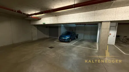 Parkplatz #2, links der Aufzug