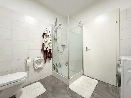 Bad mit Dusche + WC