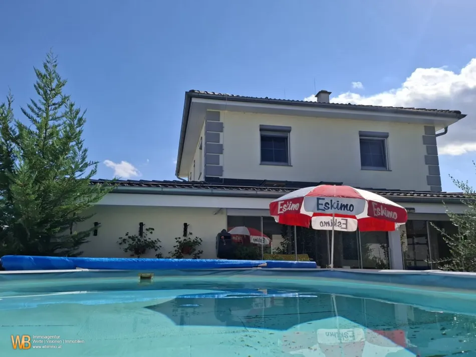 Modernes Energiesparhaus in Ruhelage mit Pool, ganztags sonnig - Titelbild