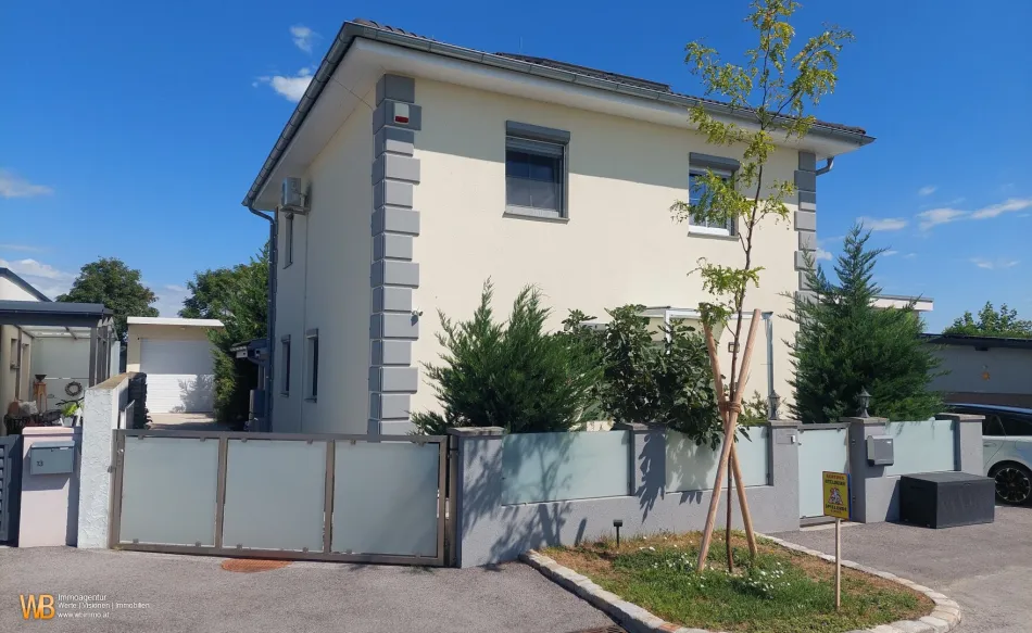 Modernes Energiesparhaus in Ruhelage mit Pool, ganztags sonnig - Bild