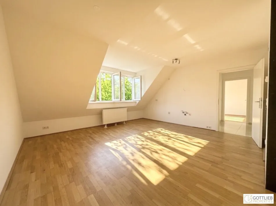 Grünruhelage nahe Raimundtheater! Lichtdurchflutete und barrierefreie 3-Zimmer-Dachgeschoss-Wohnung mit Parkblick - Titelbild