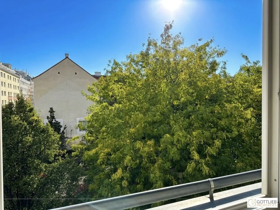Grünruhelage nahe Raimundtheater! Lichtdurchflutete und barrierefreie 3-Zimmer-Dachgeschoss-Wohnung mit Parkblick - Bild