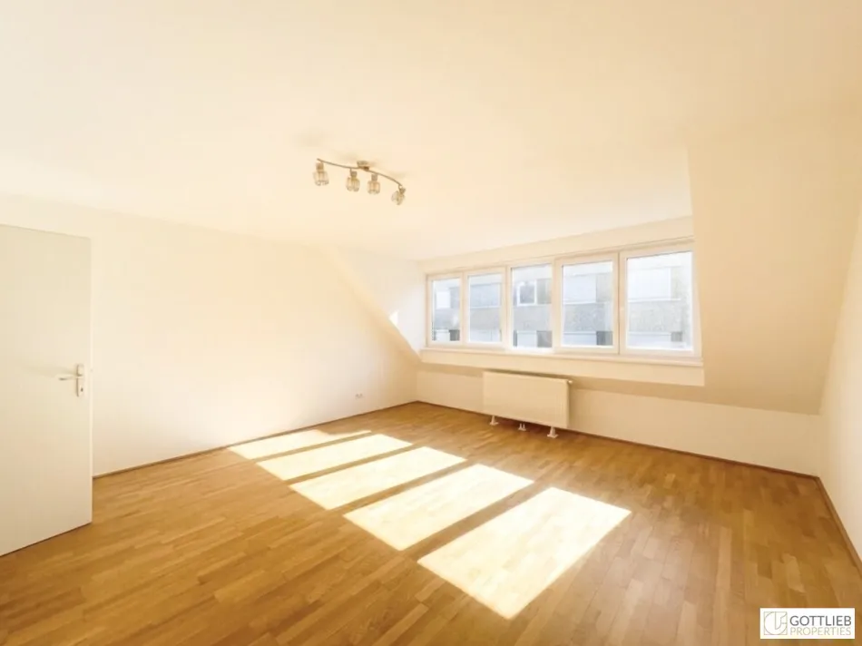Bestlage nahe Raimundtheater! Sonnendurchflutete und barrierefreie 2-Zimmer-Dachgeschoss-Wohnung in Ruhelage - Titelbild