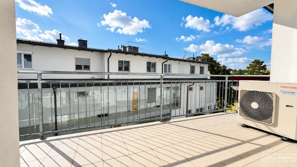 MITTEN DRIN. GROSSZÜGIG WOHNEN. – 3 ZIMMER, LOGGIA & STELLPLATZ AM SCHWECHATER HAUPTPLATZ | ZELLMANN IMMOBILIEN - Bild