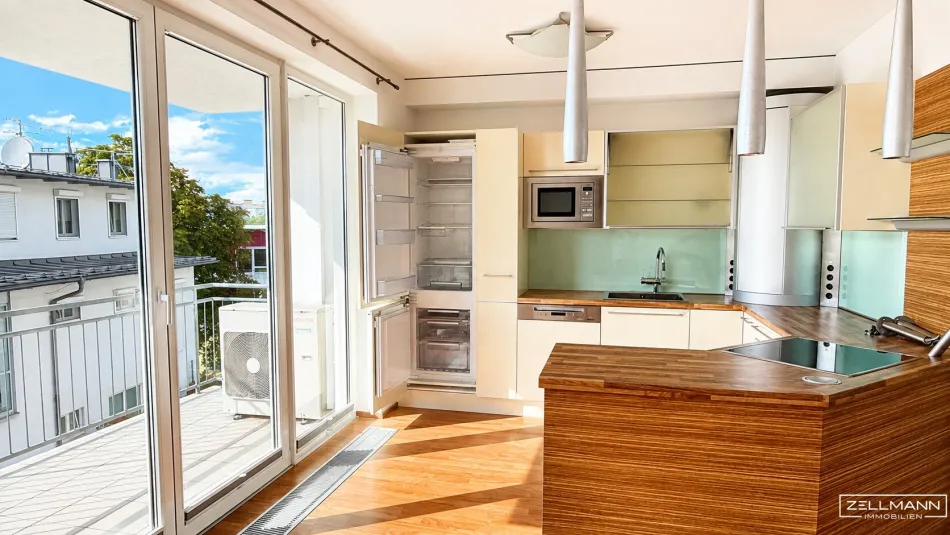 MITTEN DRIN. GROSSZÜGIG WOHNEN. – 3 ZIMMER, LOGGIA & STELLPLATZ AM SCHWECHATER HAUPTPLATZ | ZELLMANN IMMOBILIEN - Bild
