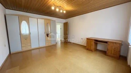 Zimmer 3 im EG (unrenoviert)