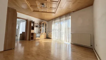 Großes Wohnzimmer mit Dachterrassenzugang