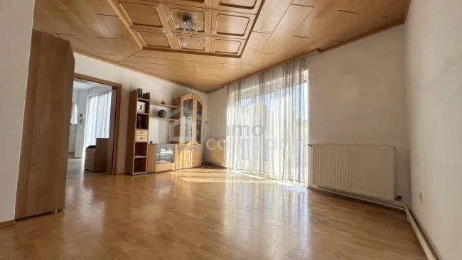Großes Wohnzimmer mit Dachterrassenzugang