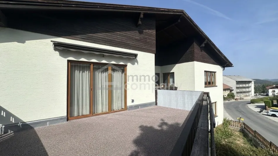 Großes Wohnzimmer mit Dachterrassenzugang