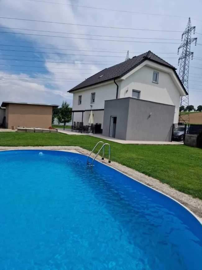 Generalsaniertes Ein- oder Mehrfamilienhaus mit Pool und Extragrünland - Titelbild