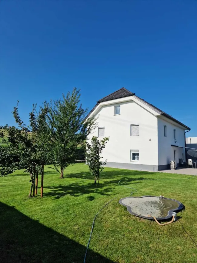 Generalsaniertes Ein- oder Mehrfamilienhaus mit Pool und Extragrünland - Bild