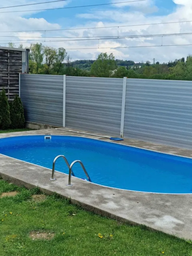 Generalsaniertes Ein- oder Mehrfamilienhaus mit Pool und Extragrünland - Bild