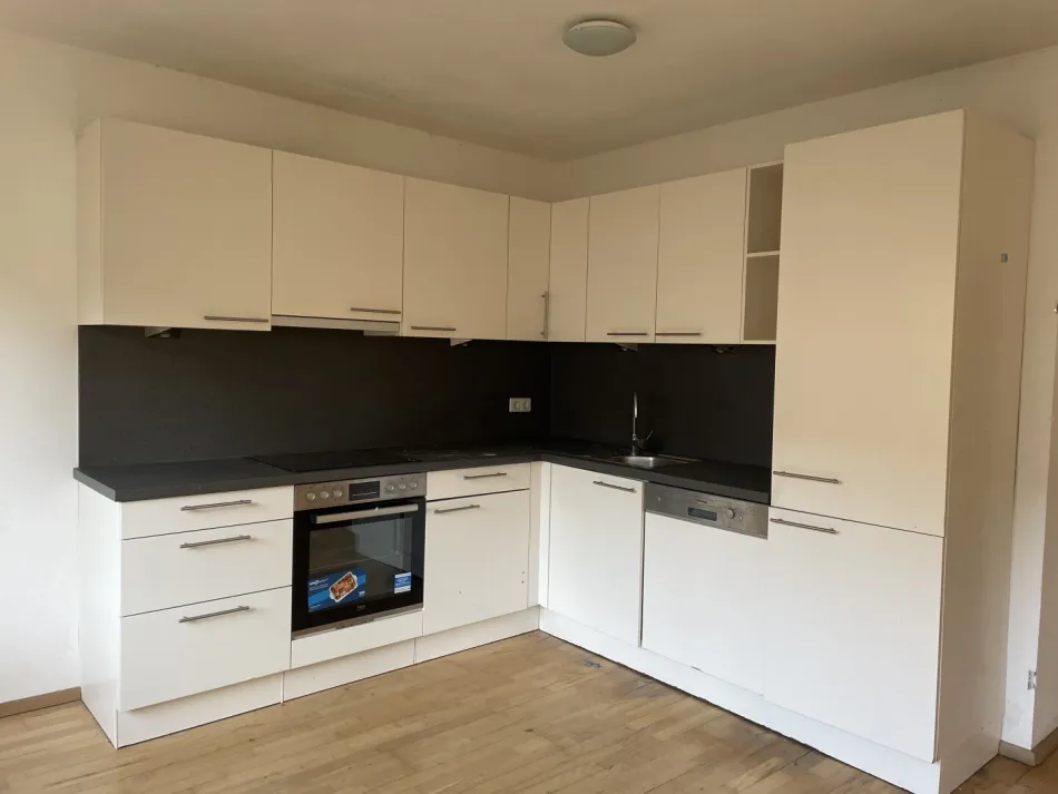 Renovierungsbedürftige Etagenwohnung am Handelskai! - Bild