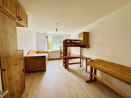 Wohn-/Schlafzimmer möbliert