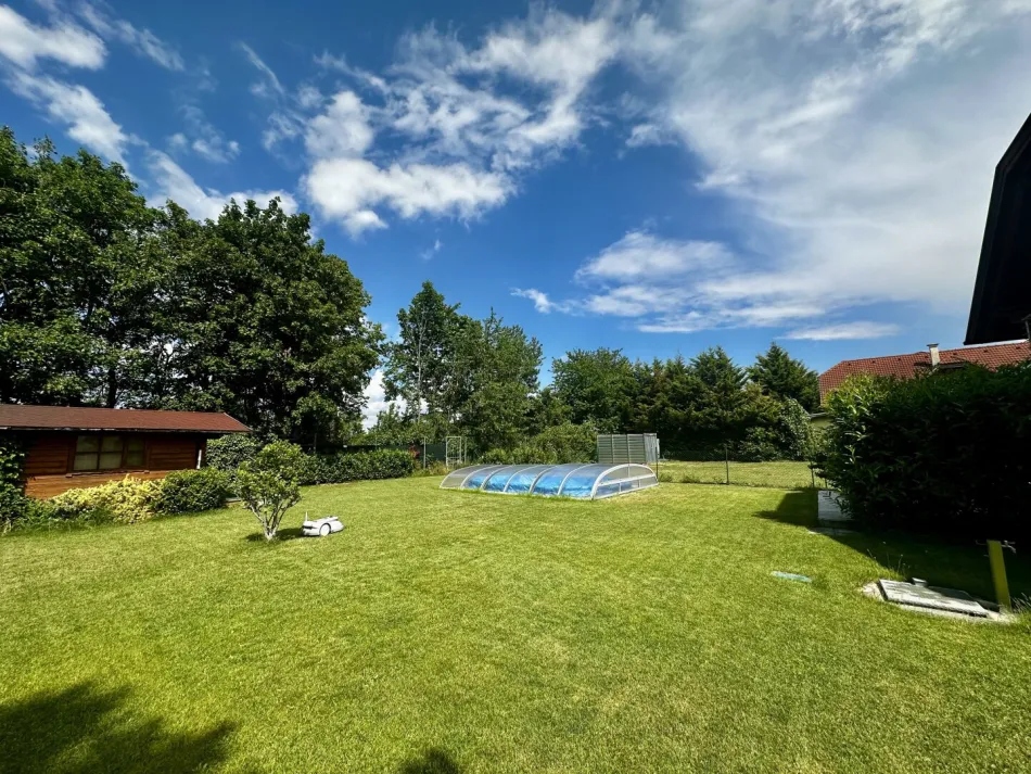 Traumhafte Ruhelage in 2. Reihe am Schloßsee – Privater Badeplatz, Pool und großzügiges Grundstück - Bild