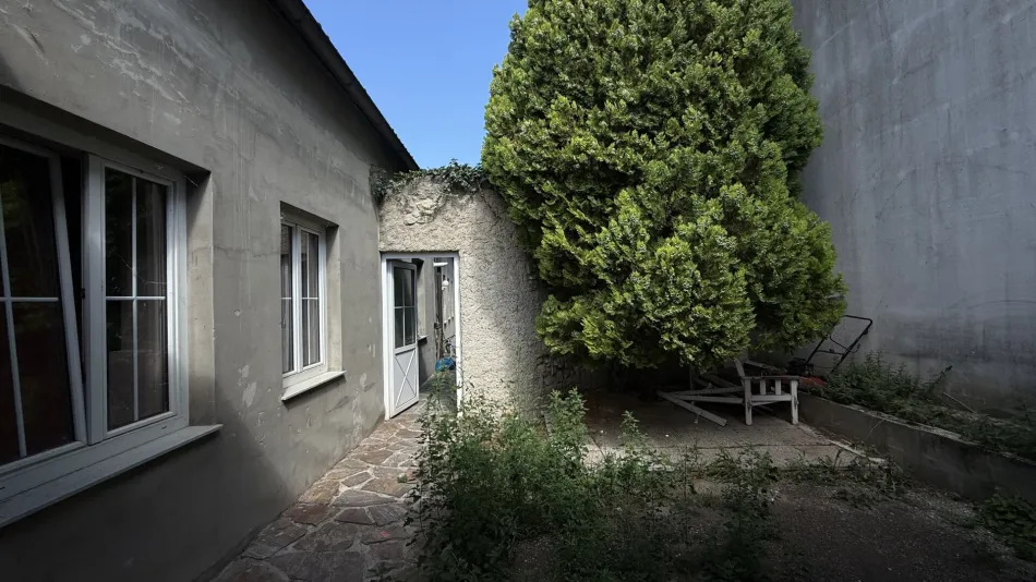 Sanierungsbedürftiges Zweifamilienhaus auf Eigengrund mit Garten und zwei Stellplätzen am Grundstück in Himberg bei Wien! - Bild
