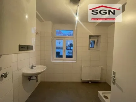 Erdgeschoss 2-ZImmer sanierte Altbauwohnung - nur 100m von Donau entfernt - Bild