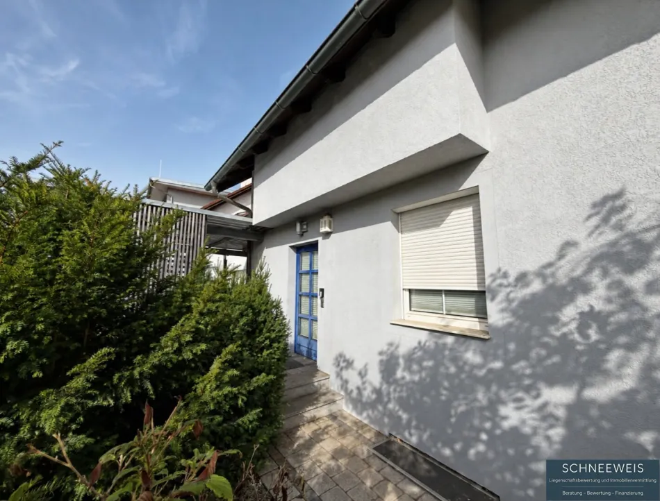WELS | LAAHEN: Exklusives Reihenhaus mit außergewöhnlichem Wohnkomfort, Swimmingpool, Biotop, Wellnessbereich und Garage - Bild