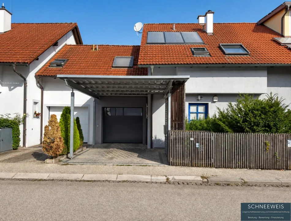 WELS | LAAHEN: Exklusives Reihenhaus mit außergewöhnlichem Wohnkomfort, Swimmingpool, Biotop, Wellnessbereich und Garage - Titelbild