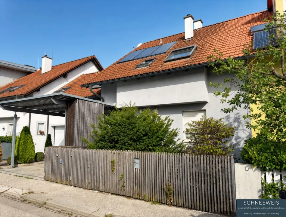 WELS | LAAHEN: Exklusives Reihenhaus mit außergewöhnlichem Wohnkomfort, Swimmingpool, Biotop, Wellnessbereich und Garage - Bild