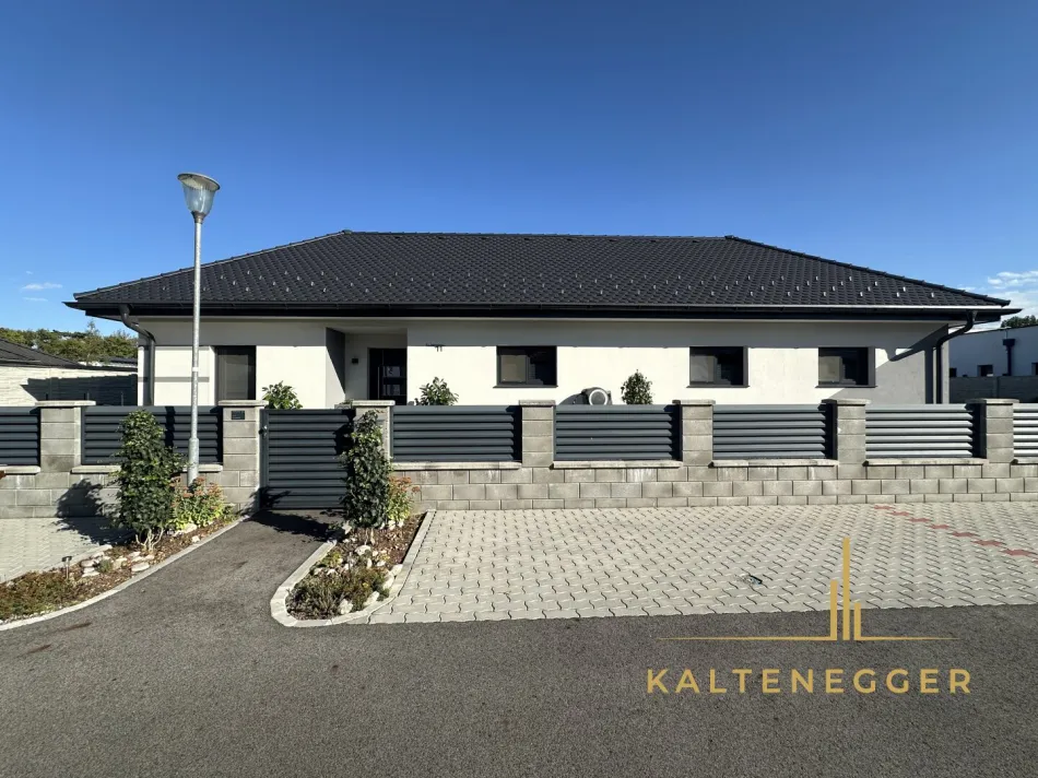 Luxus-Bungalow mit Pool, Sauna & High-End-Technik - Titelbild