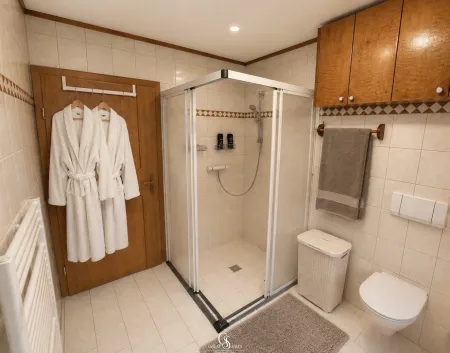 Badezimmer-1 (Erdgeschoss) - mit extra großer, barrierefreier Dusche  (rollstuhlgerecht)