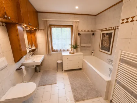 Badezimmer-1 (Erdgeschoss) - mit extra großer, barrierefreier Dusche  (rollstuhlgerecht)