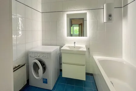 Bad mit Wanne und Waschmaschinenanschluss