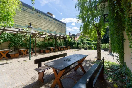Sitzplätze im Gastgarten