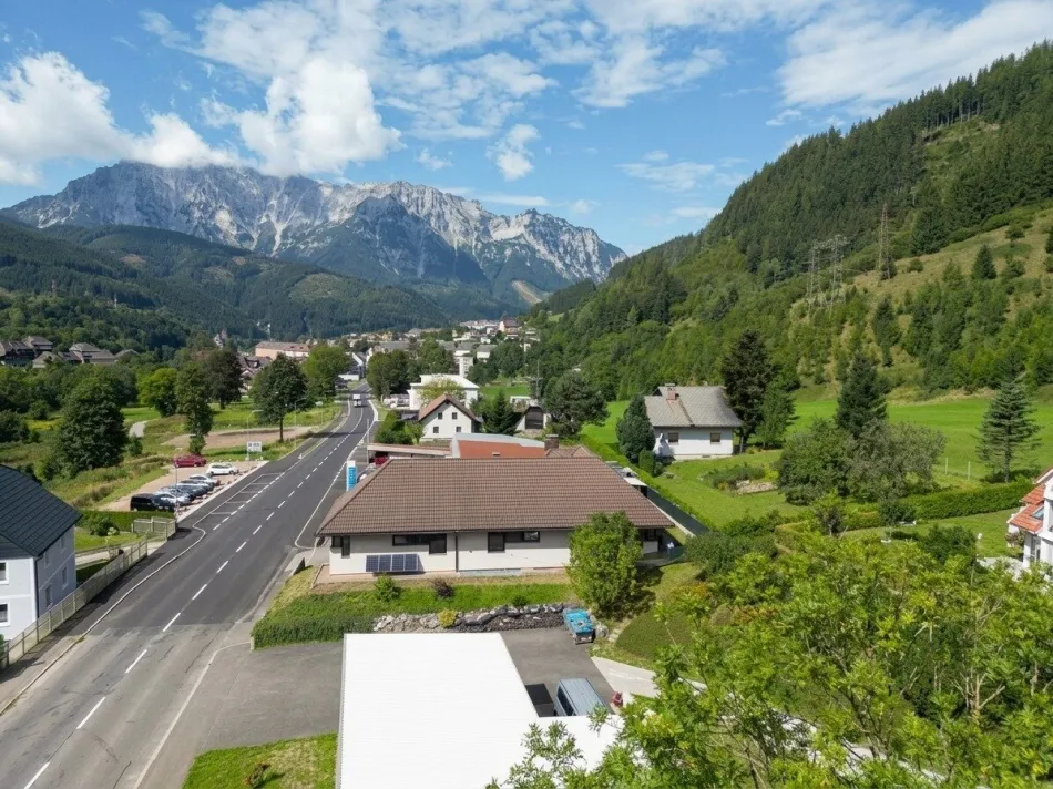 EINZIGARTIGES BUNGALOW-ENSEMBLE AM FUSSE DES ERZBERGS - Bild