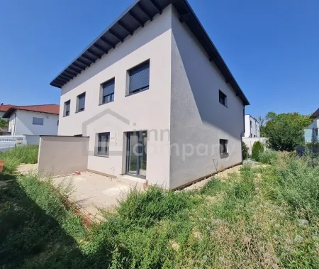 Moderne Doppelhaushälfte in Grieskirchen, 124m², 4 Zimmer, Terrasse, Erstbezug!