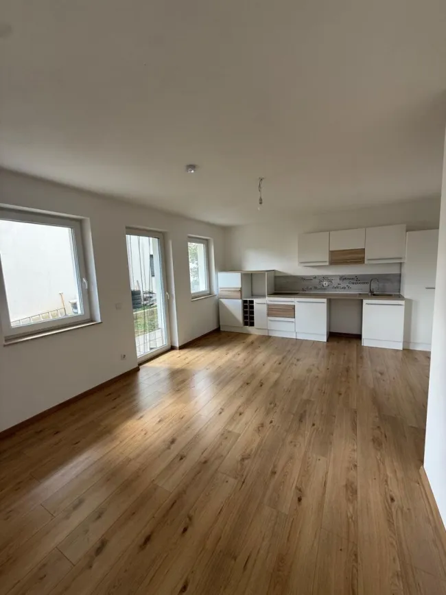 Neuwertige 3-Zi-Wohnung mit Terrasse & 2 Stellplätzen in Mauerkirchen im Erdgeschoss - Titelbild