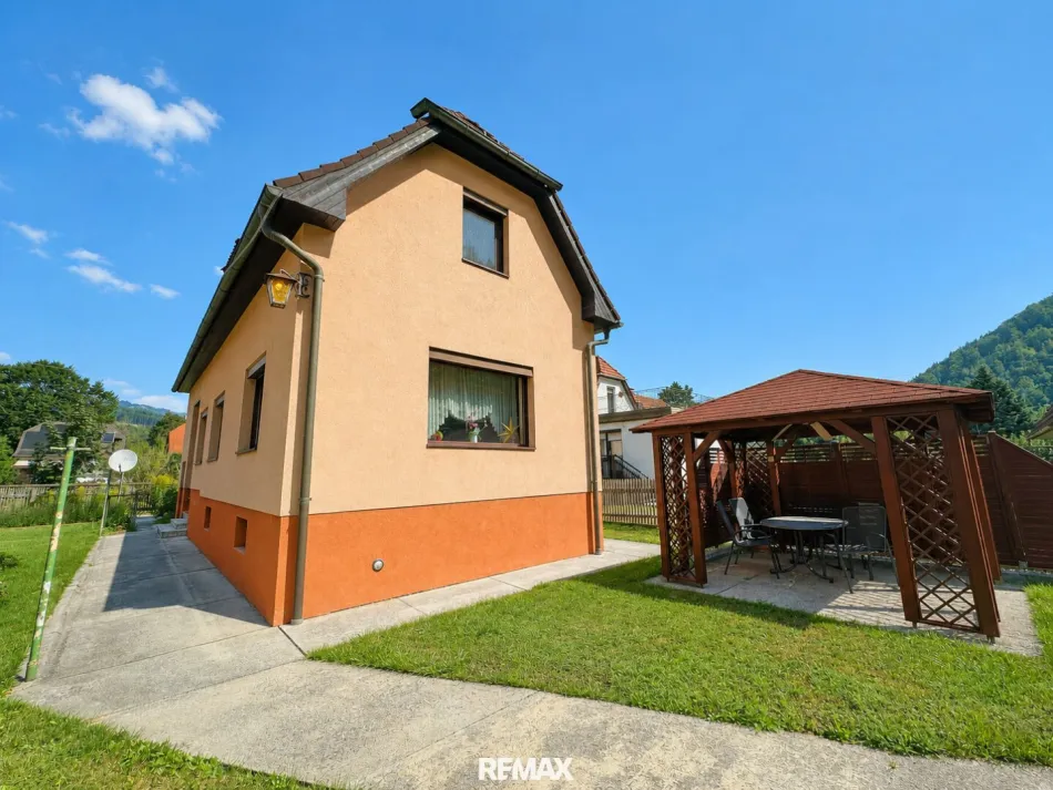 ***Schmuckes Einfamilienhaus in ruhiger Siedlungslage – Pool, Sauna, Werkstatt & großes Nebengebäude*** - Titelbild