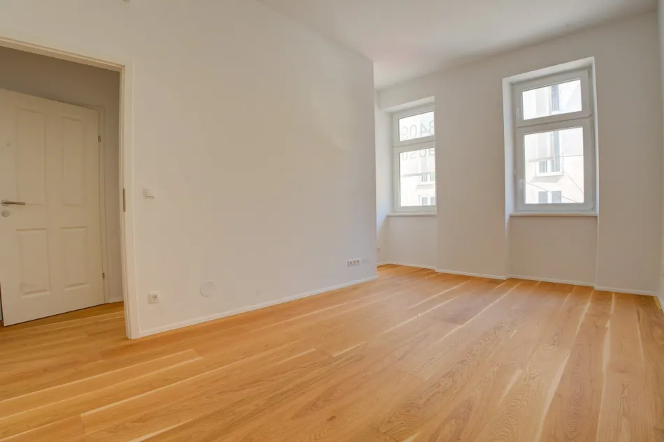 ERSTBEZUG - Kluger Grundriss und große Außenfläche - Mit Klima in jedem Zimmer - Bild