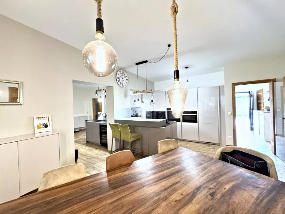 Moderner Bungalow mit 2 Wohneinheiten, Outdoorküche & 4 Carports - Bild