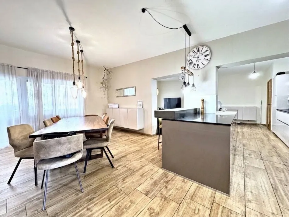 Moderner Bungalow mit 2 Wohneinheiten, Outdoorküche & 4 Carports - Titelbild
