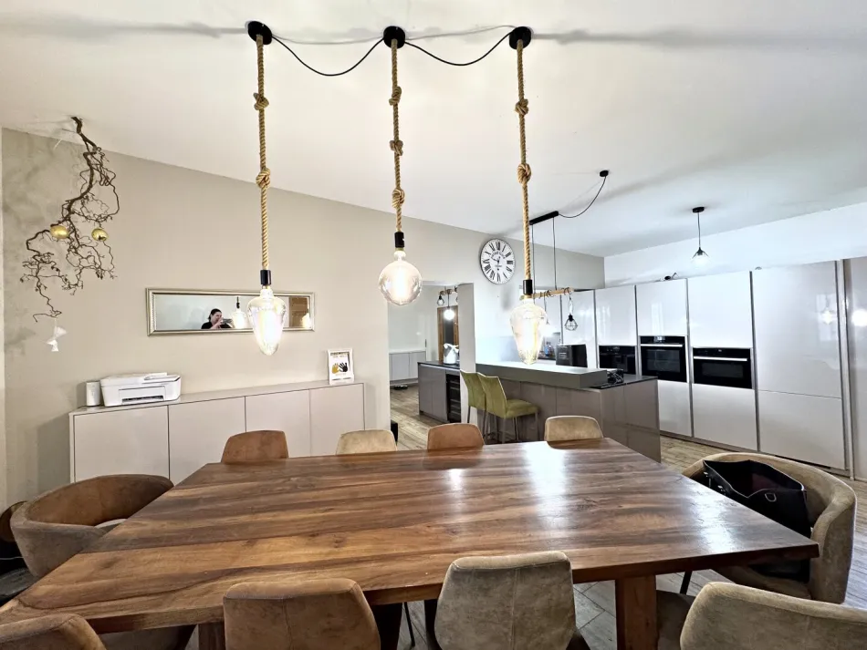 Moderner Bungalow mit 2 Wohneinheiten, Outdoorküche & 4 Carports - Bild
