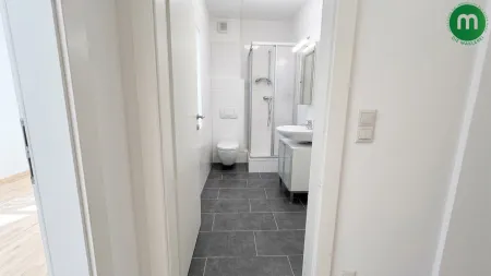 Badezimmer mit Dusche und Toilette