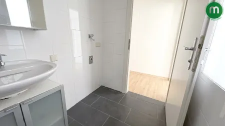 Badezimmer mit Dusche und Toilette